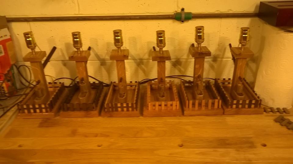 A lot of "figure" in the grain of the red oak verticals of the pump. I made sure, that this side was facing, to the front!