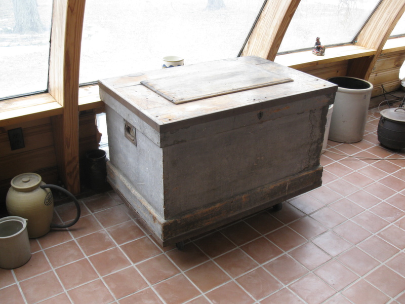 antique_chest_3_a.jpg
