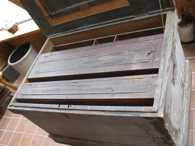 antique_chest_3_b.jpg