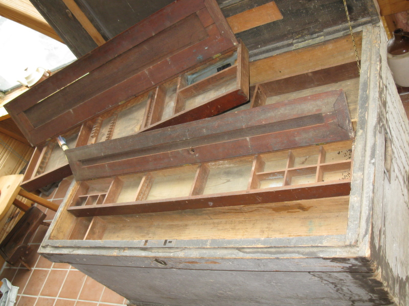 antique_chest_3_c.jpg