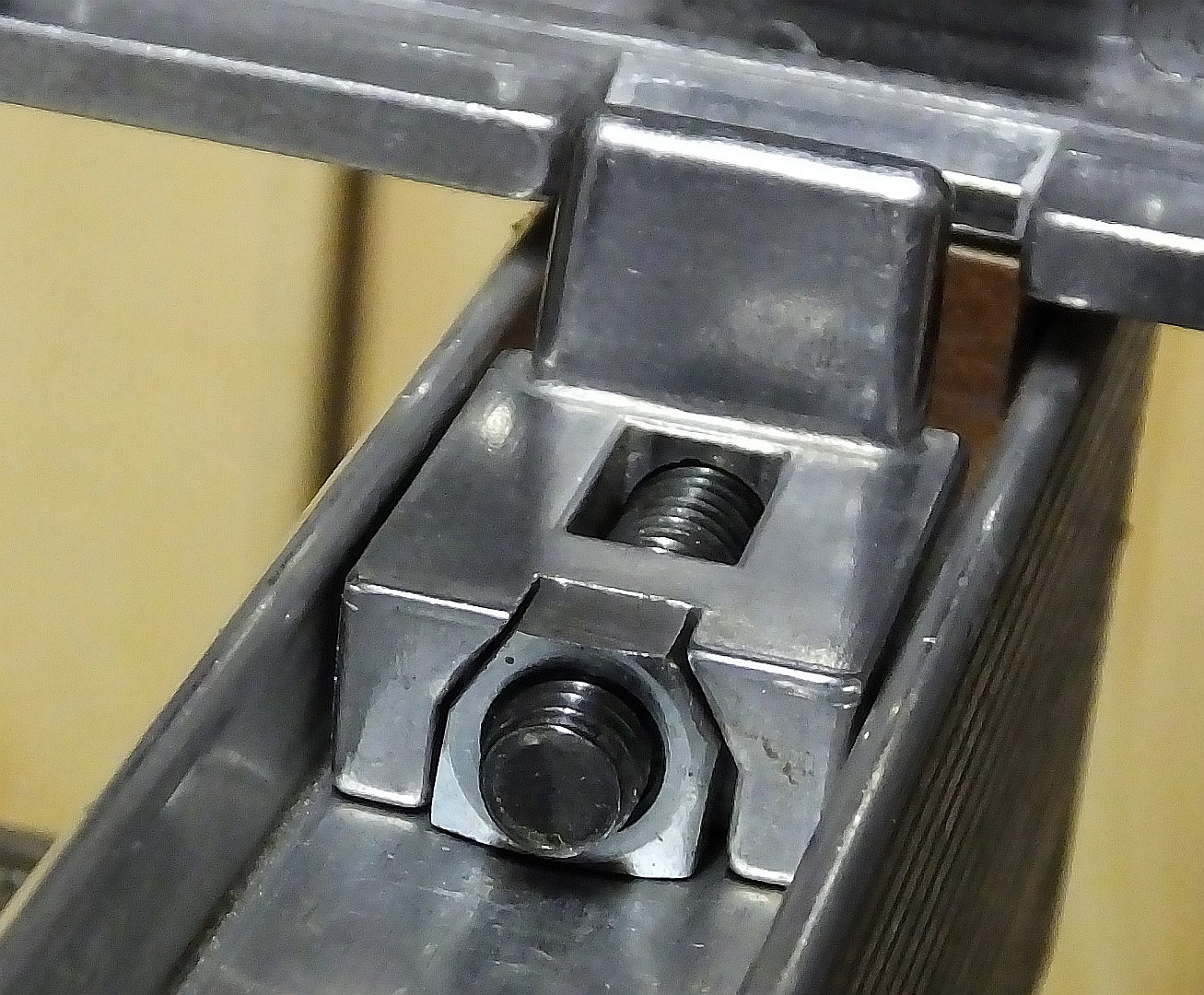 bandsaw fence mod 2 nut.jpg