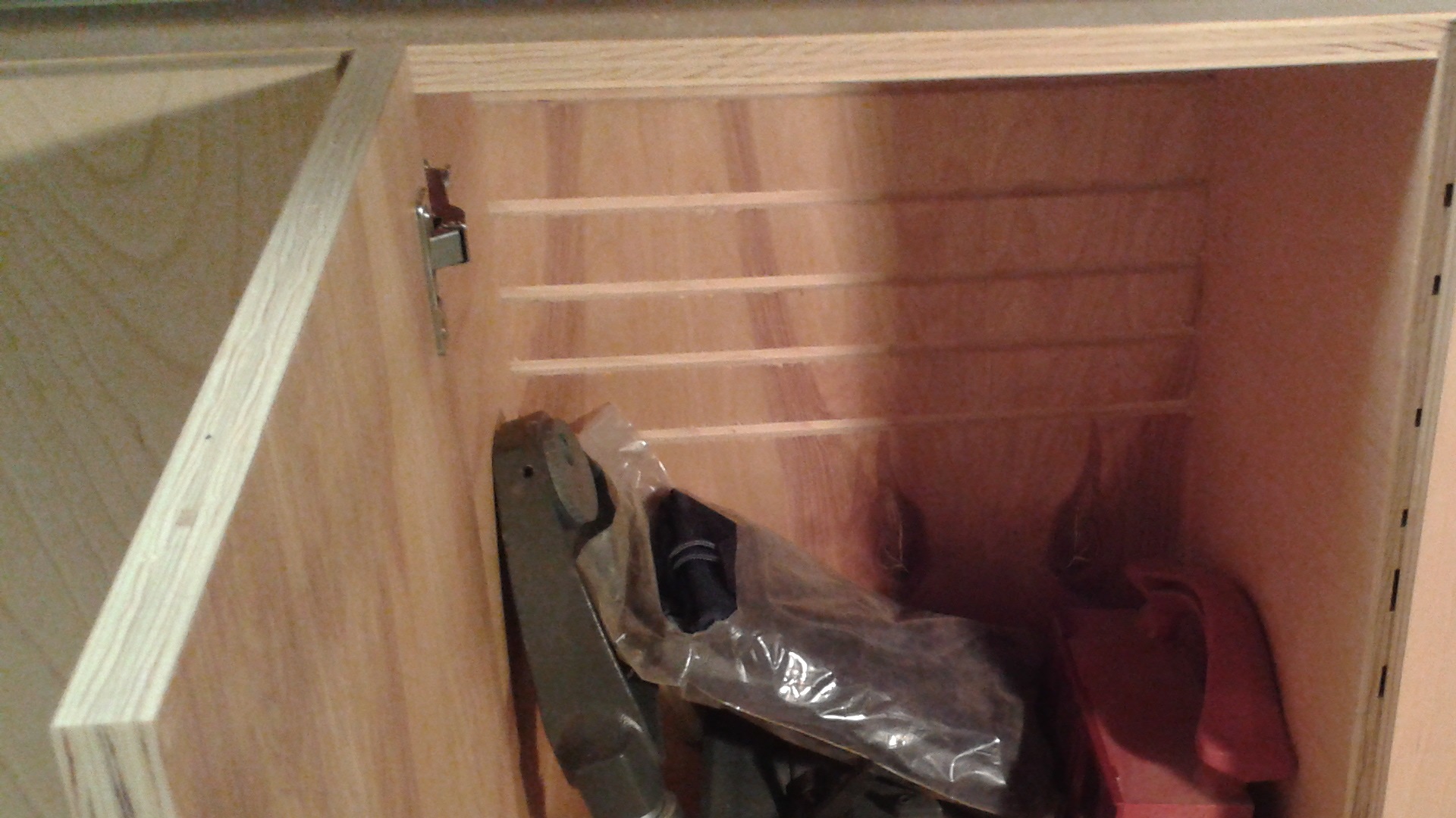Middle Cabinet that need help...
