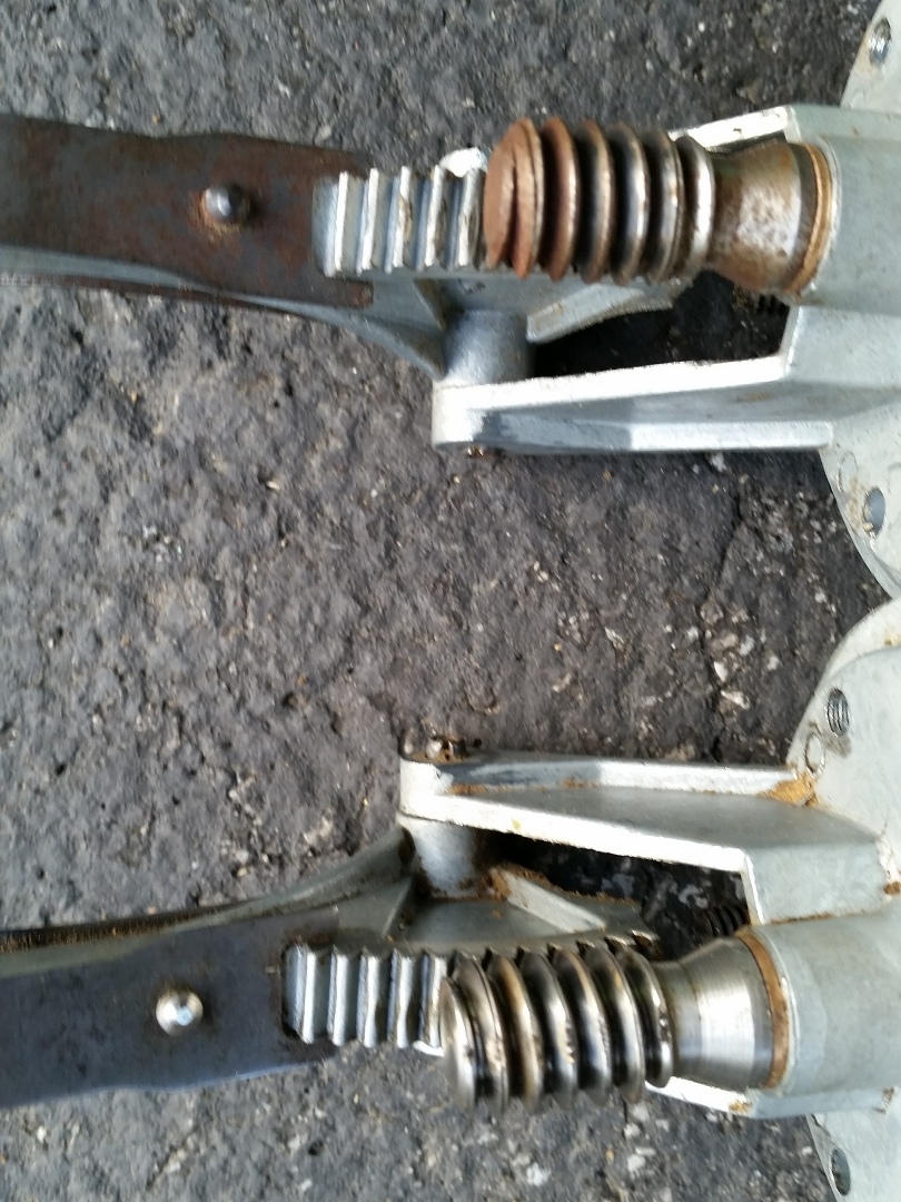 Top: Good with rusty worm gear; Bottom: Bad with shiny worm gear with buggered teeth.