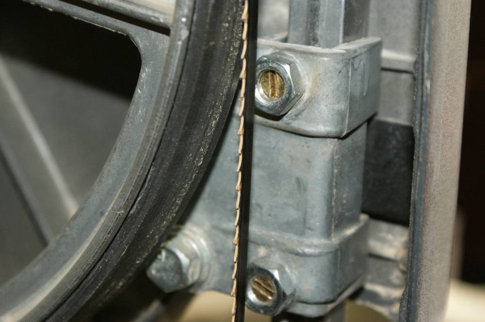 tracking screws.jpg