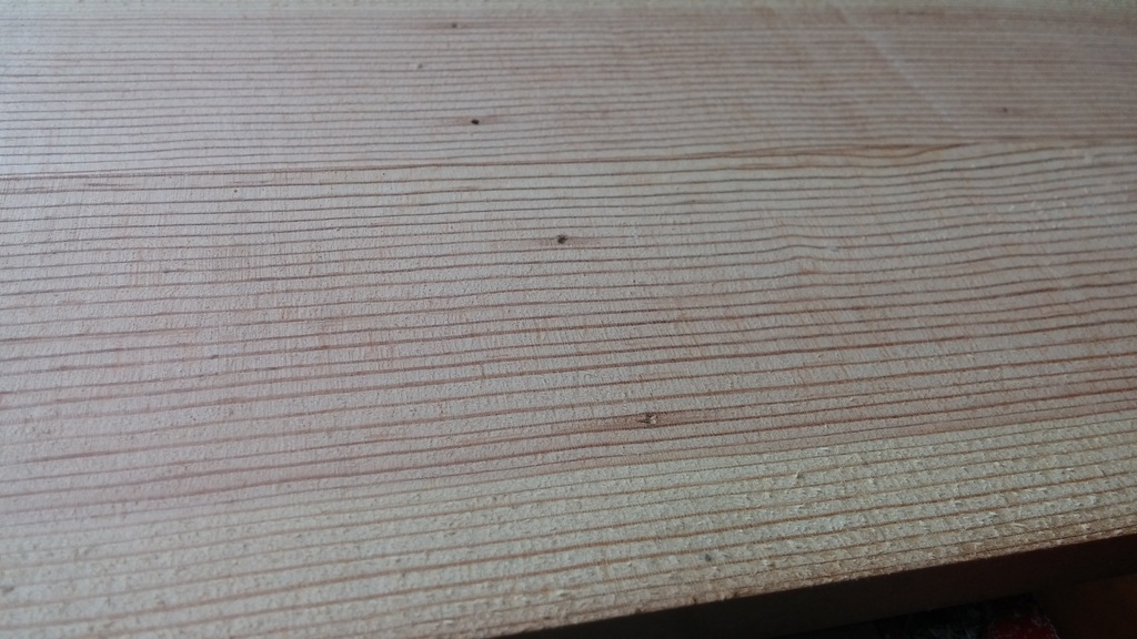 If you blow it up you can just make out the saw marks.