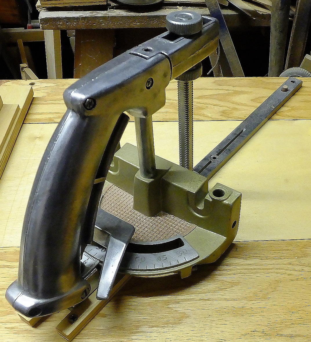 MITER GAUGE SEATED.jpg