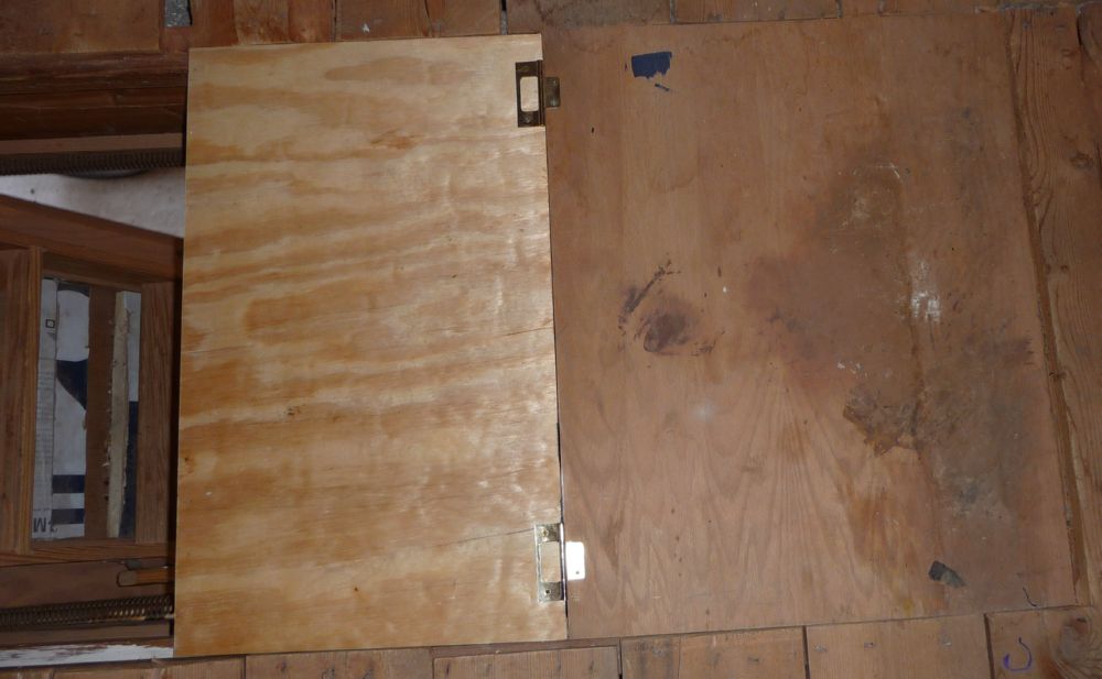 Hinged 2 piece 3/4" plywood.
