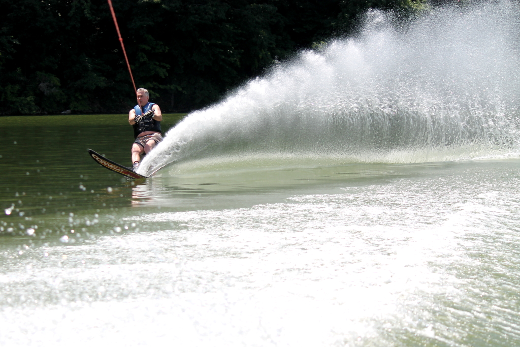 Slalom waterskiing.JPG