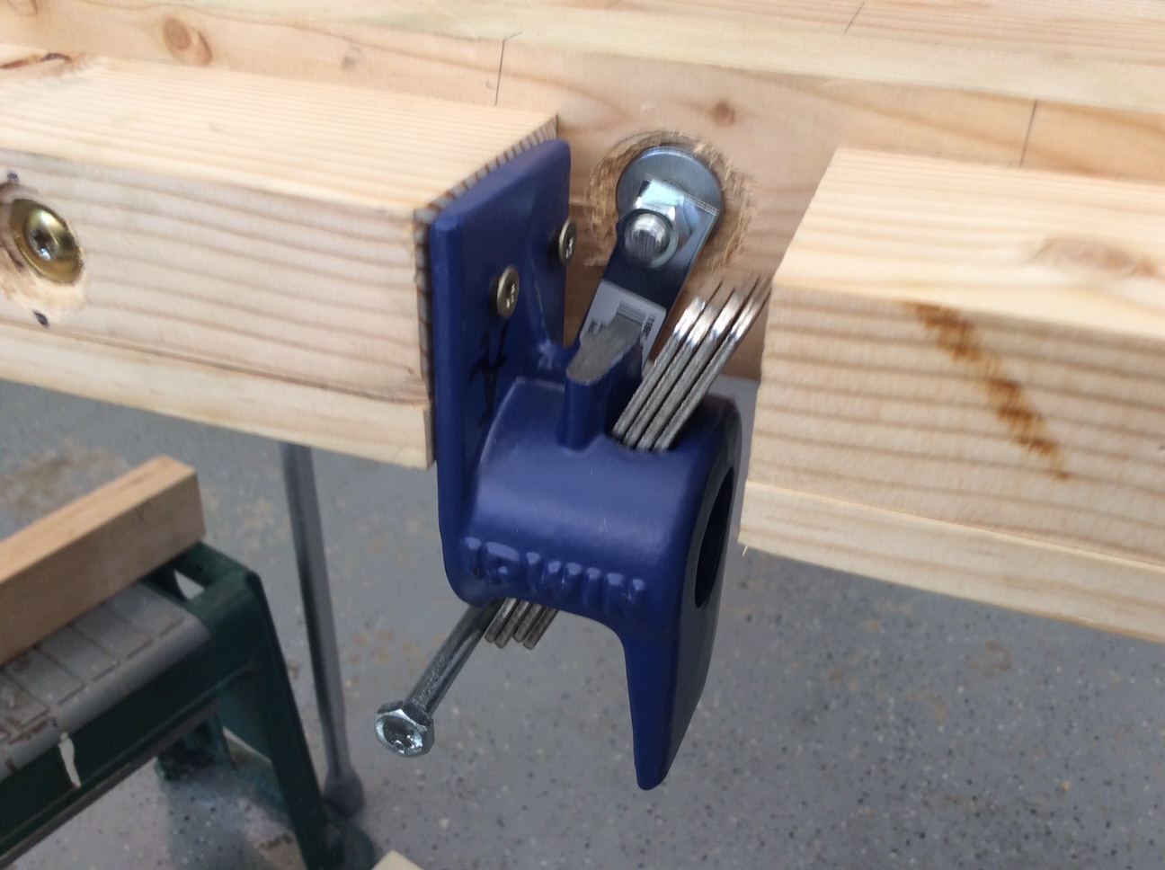 detail of pipe clamp reaction end and release mechanism