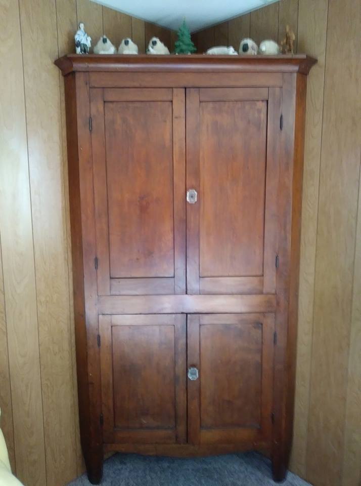 Corner cabinet 1.jpg