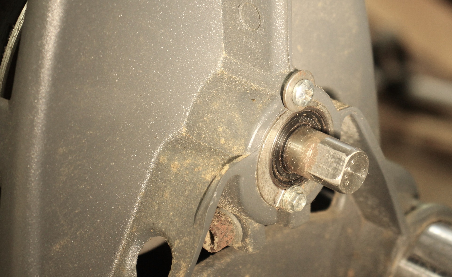 With Retention Screw