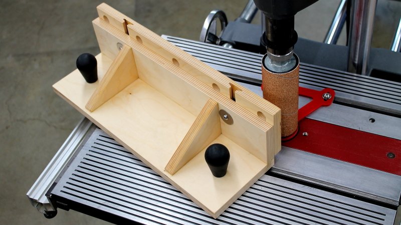 This pattern sanding jig has an adjustable-height riser, for attaching the workpiece and pattern.
