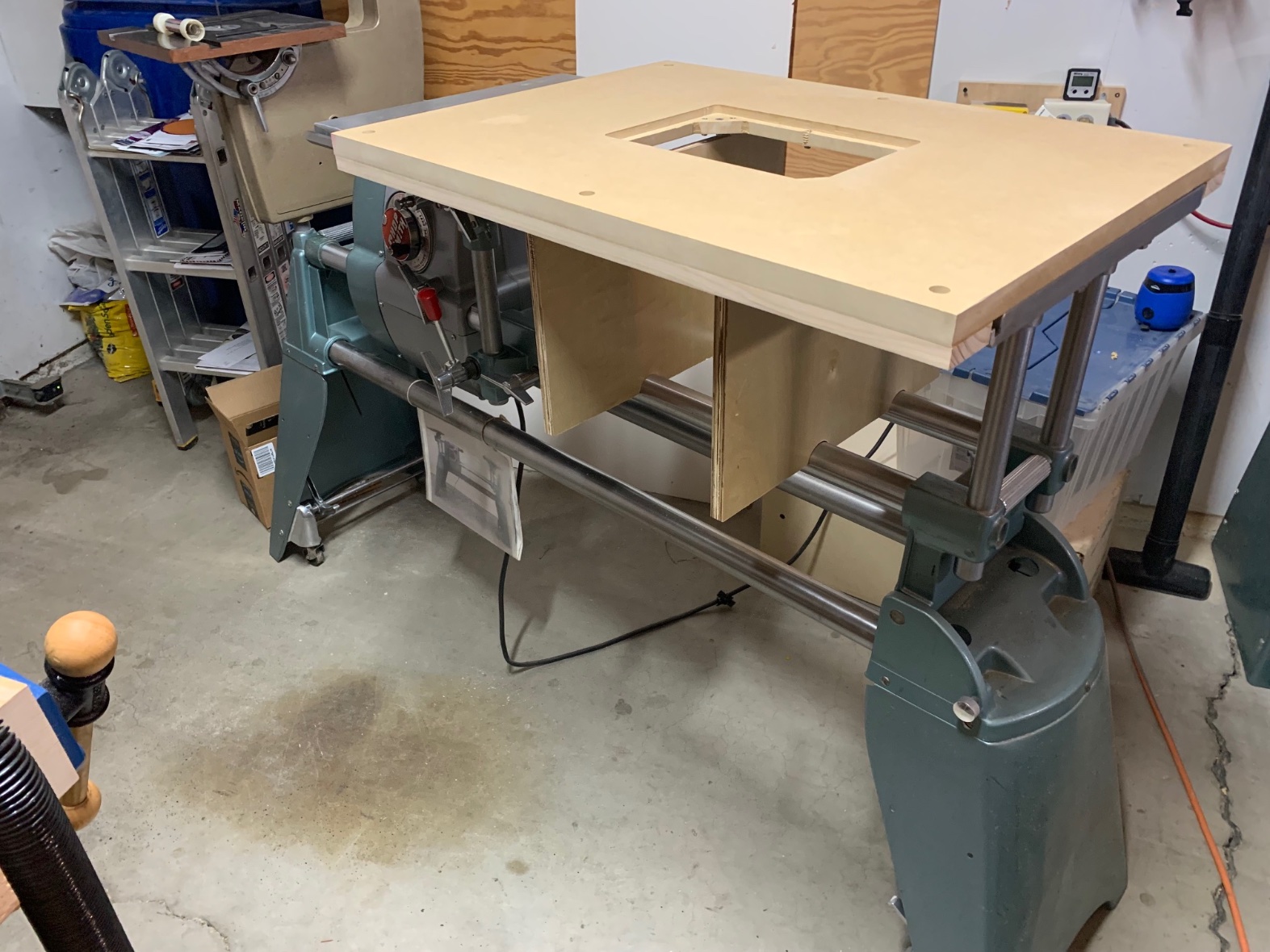 Router table lays solidly on the Mark 5 main table and the extension table.