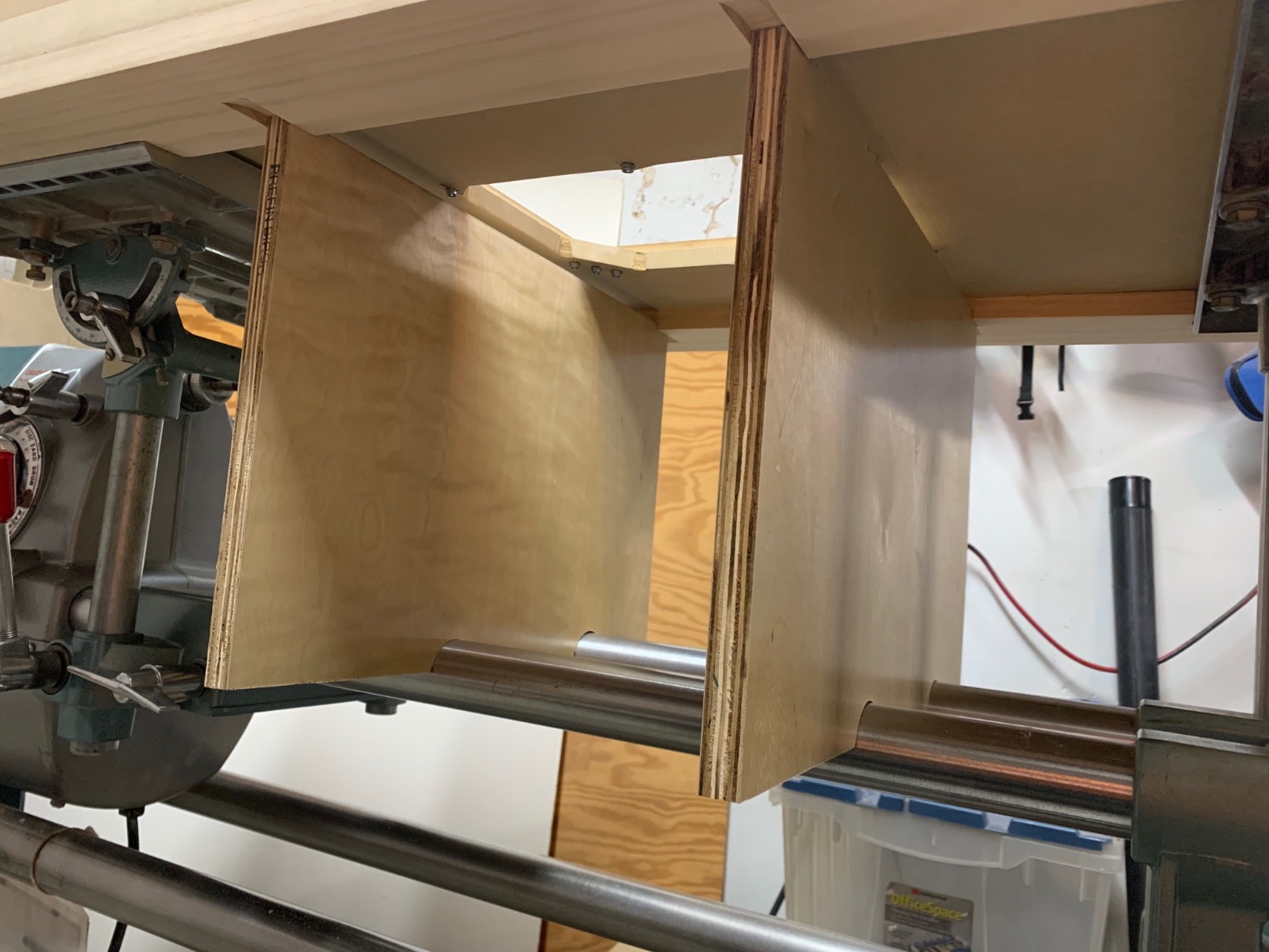 View of how the mid-table supports ride on the way tubes and fit into dados cut into the table’s front and back supports.