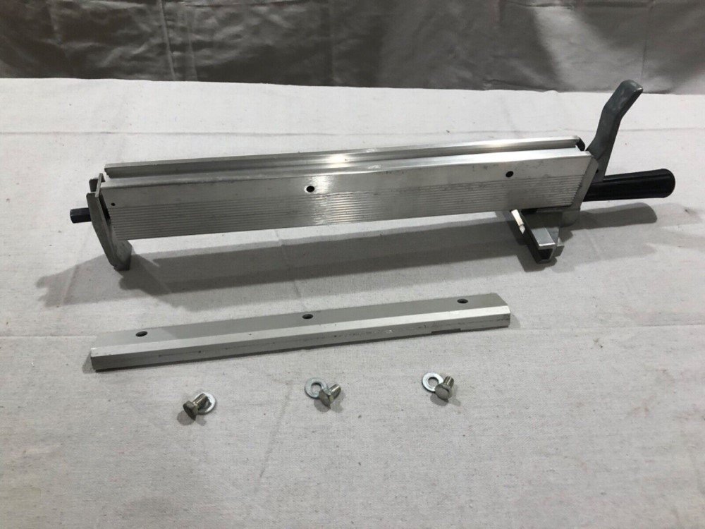 Bandsaw Fence - front and rear lock.jpg