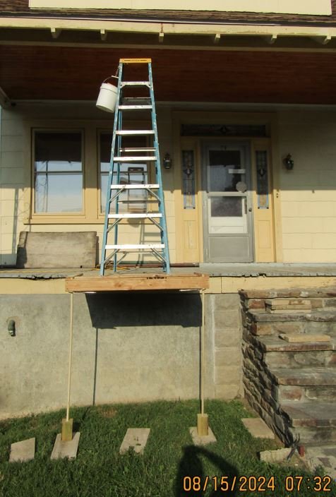 ADJUSTABLE LEGS FIT UNEVEN GROUND.JPG